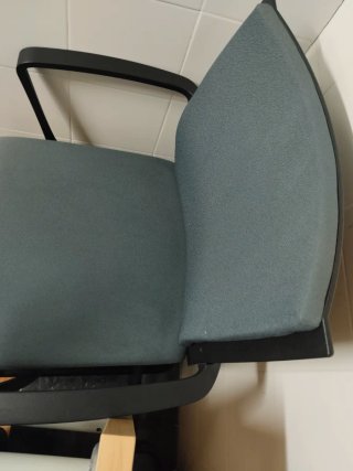 Silla de oficina gris y negra