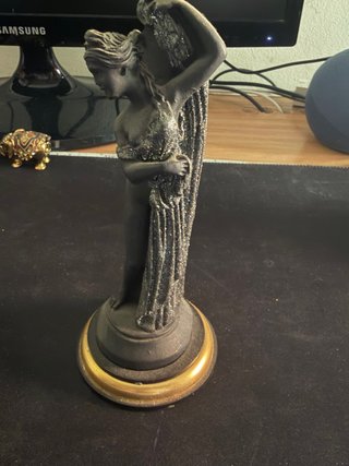 Statua in lava con base dorata
