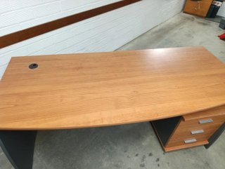 Escritorio de madera con cajones