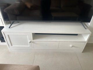 Mueble de salón blanco