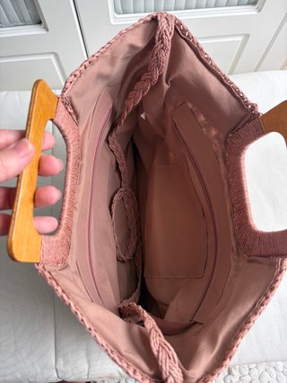 Bolso de mano rosa tejido