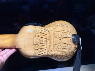 Charango electrificado con afinador