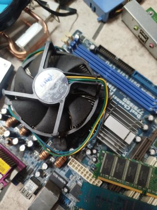 Placa Base Intel con RAM y Ventilador