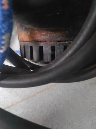 Bomba de agua esta un poco oxidada pero funciona b