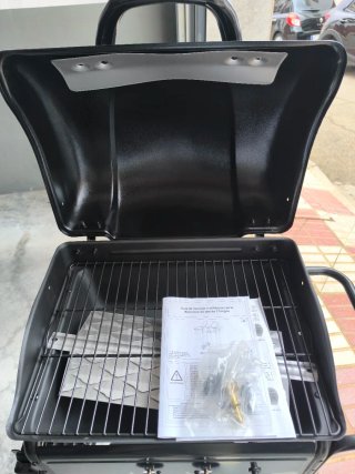 Barbacoa de gas negra