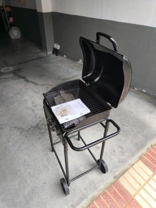 Barbacoa de gas negra