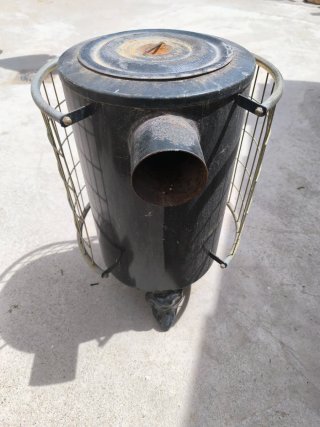 Estufa de leña metálica.