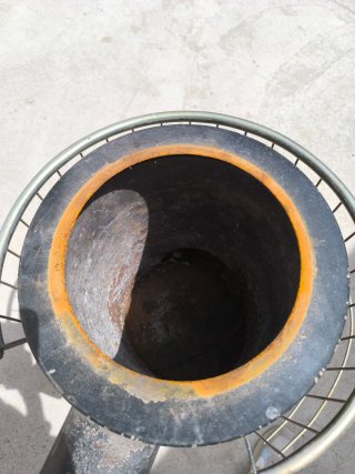 Estufa de leña metálica.