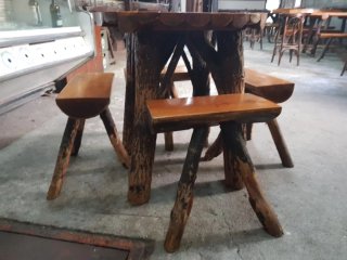 Tavolo rotondo rustico in legno di acacia con sgabello