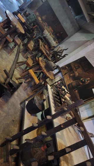 Tavolo rotondo rustico in legno di acacia con sgabello