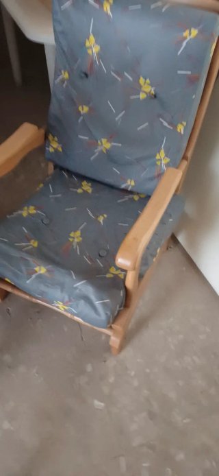 Mecedora de madera y tela como nueva