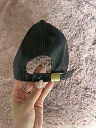 Gorra de cuero sintético negra
