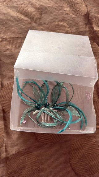 Tocado verde con plumas y pedrería