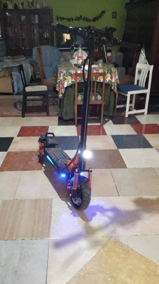 Patinete Eléctrico Naranja y Negro