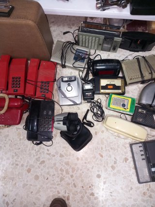 Lote de teléfonos y radios antiguos