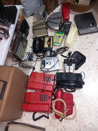 Lote de teléfonos y radios antiguos