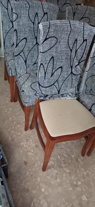 Seis sillas de madera noble con fundas