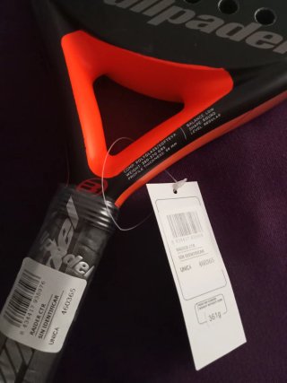 Pala de pádel Bullpadel Raider.