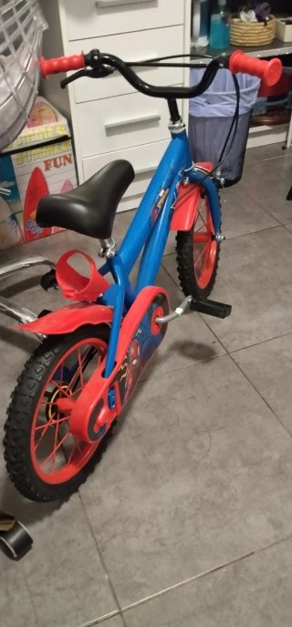 Bicicleta infantil azul y roja