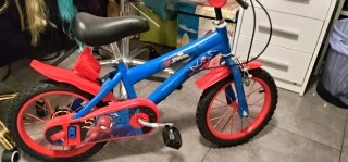 Bicicleta infantil azul y roja