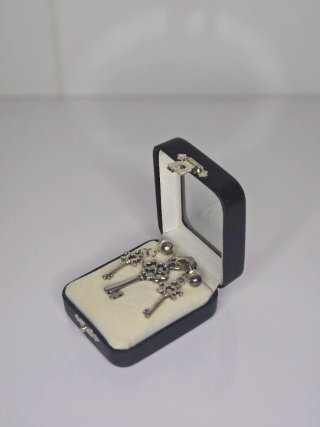 Conjunto de Pendientes y Colgante Llave