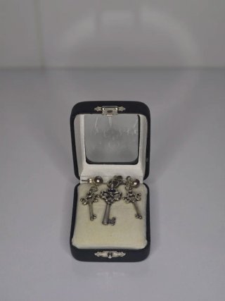 Conjunto de Pendientes y Colgante Llave