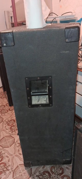 Altavoces grandes negros y beige