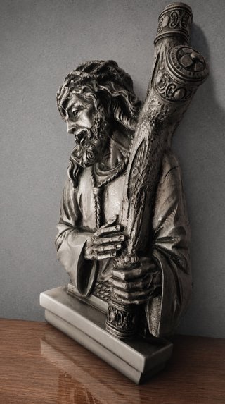 Alto relieve escultórico de Cristo con cruz