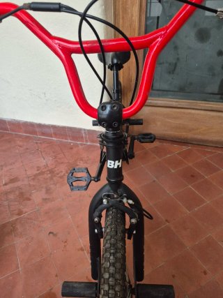 Bicicleta BMX Shark Negra y Roja