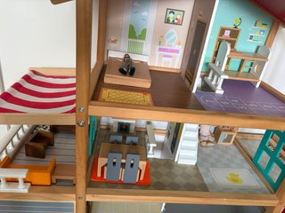 Casita de muñecas de madera