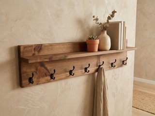 Perchero de madera con ganchos metálicos