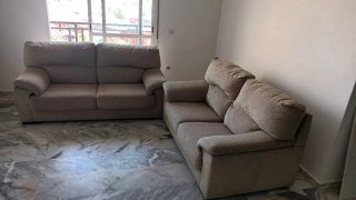 Sofá de tela beige y gris