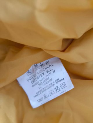 Chaqueta de plumas Roc NOICE amarilla y azul,