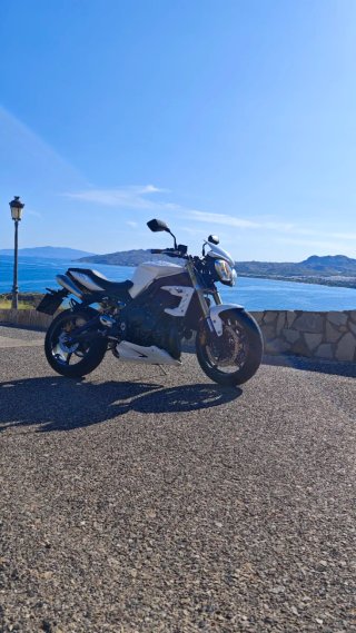 Triumph Street Triple 675 limitada a2