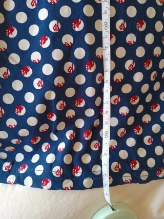 Vestido de verano azul con lunares