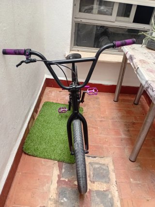 Bmx Negra con detalles morados, precio negociable
