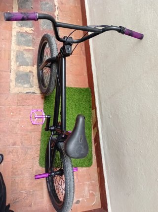 Bmx Negra con detalles morados, precio negociable