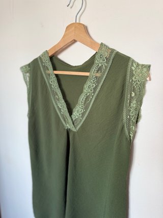 Blusa verde con encaje