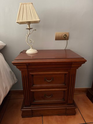 Armario, mesitas y cómoda de madera  maciza