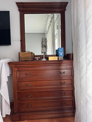 Armario, mesitas y cómoda de madera  maciza