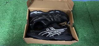 Asics Gel Kayano Talla 42 Negro/Plata
