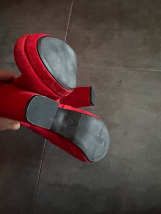 Botines tacón rojos con volantes