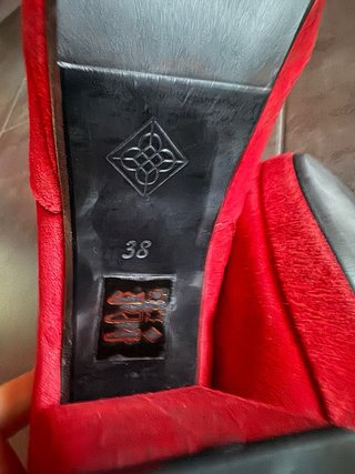Botines tacón rojos con volantes