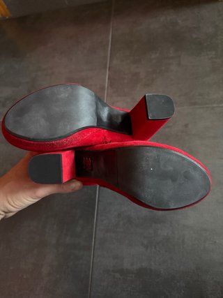 Botines tacón rojos con volantes