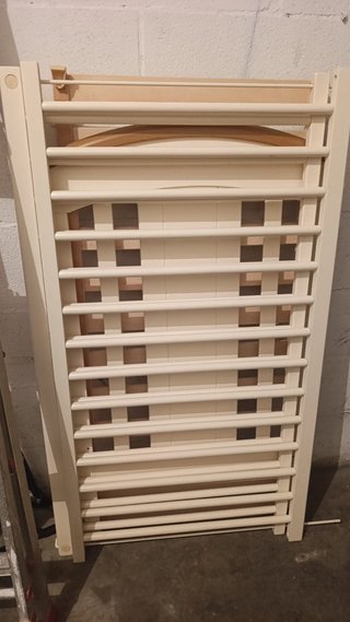 Cuna de madera color crema