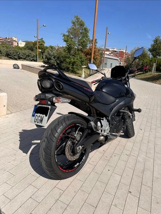 Suzuki GSR 600 Negra