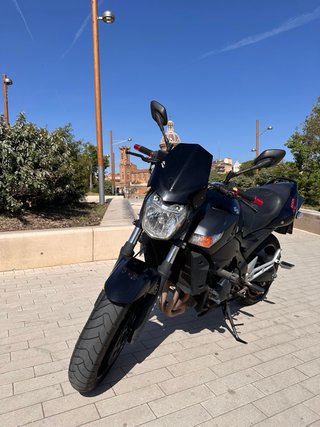 Suzuki GSR 600 Negra