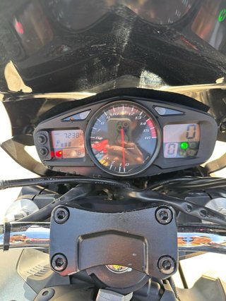 Suzuki GSR 600 Negra