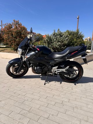 Suzuki GSR 600 Negra