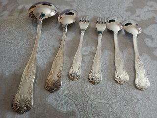 Posate bagnate argento con decorazioni